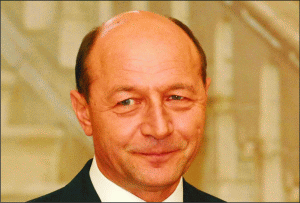 Traian Băsescu a revenit în funcţia de şef al statului Traian Băsescu a revenit în funcţia de şef al statului